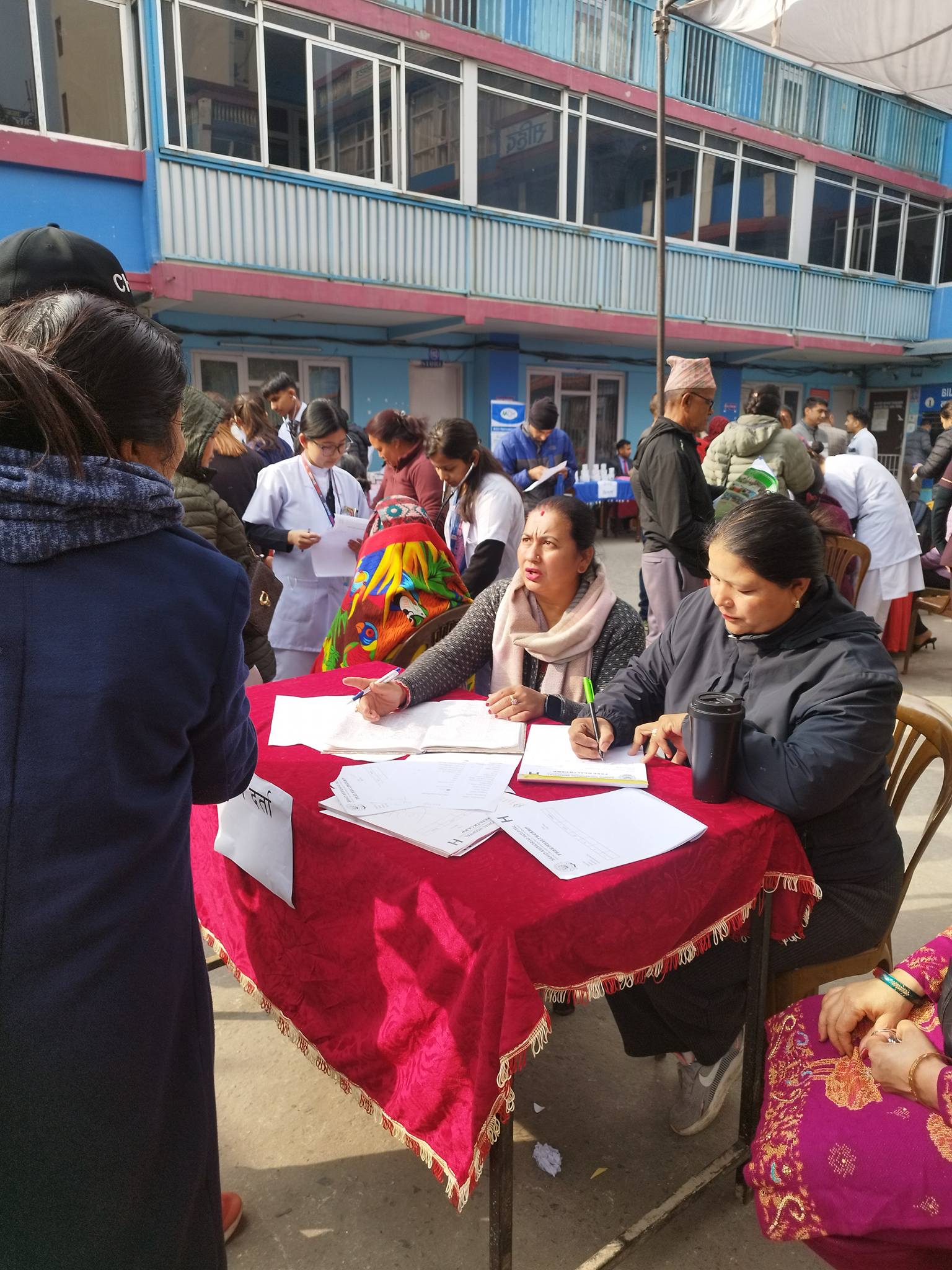 शहिद मेमोरियल अस्पतालले गरेको निःशुल्क स्वास्थ्य शिविरमा बिरामीहरुको उल्लेख सहभागिता