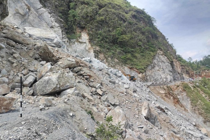 विरल वर्षाका कारण पहिरो जाँदा कालीगण्डकी करिडोर सडक अवरुद्ध