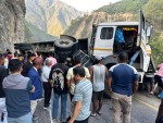 तुइनखोलामा ट्रक अनियन्त्रित भई पल्टिएपछि अवरुद्ध भएको सडक सञ्चालनमा