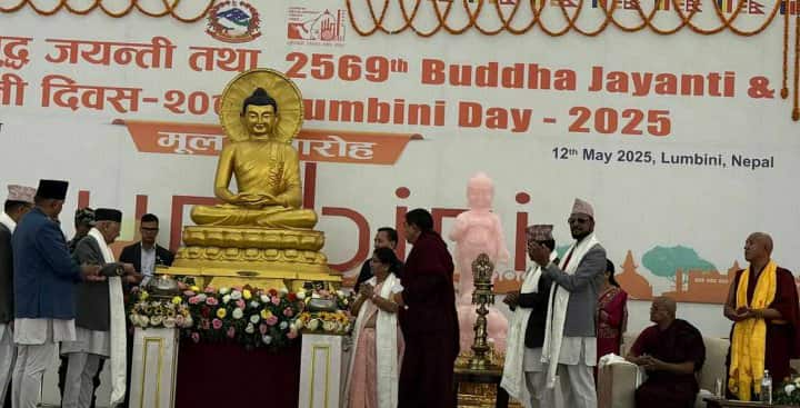 २५६९ औँ बुद्धजयन्ती मनाउन लुम्बिनी पुगे प्रधानमन्त्री ओली