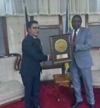 केन्या संसदद्वारा  वाणिज्यदूत चन्द्र टण्डन सम्मानित