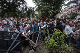 आन्दोलनरत शिक्षक र प्रहरीबीच नयाँबानेश्वरमा झडप