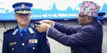 नेपाल प्रहरीका महानिरीक्षक खापुङले लगाए दर्ज्यानी चिन्ह