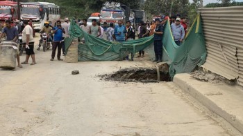 धादिङको थाक्रेमा पुलमा भ्वाङ परेपछि पृथ्वी राजमार्ग बन्द