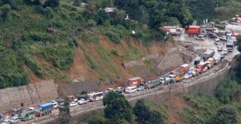 नागढुंगा–नौबिसे सडक दैनिक पाँच घण्टा बन्द हुने