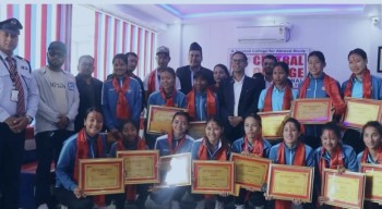 सेन्ट्रल कलेजद्धारा राष्ट्रिय महिला फुटबल खेलाडीलाई नगदसहित सम्मान