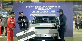 उत्कृष्ट खेलाडी बनेका रोहितले पाए कार