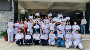 निजी अस्पतालमा नर्सको श्रम शोषण बन्द गर्न माग गर्दै प्रदर्शन