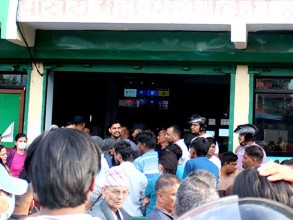 मादक पदार्थ सेवन गरेर वडाध्यक्षले कुटे कर्मचारी र व्यवसायी, पोखरा महानगरको कामकाज ठप्प