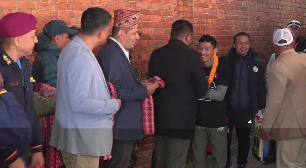 कास्य पदक जितेका चन्द्रबहादुर थापा सहितलाई विमानस्थलमा भव्य स्वागत