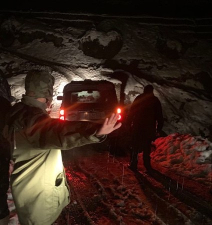 हिउँमा फसेका यात्रुलाई सुरक्षाकर्मीद्धारा उद्धार