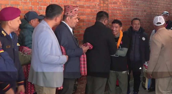 कास्य पदक जितेका चन्द्रबहादुर थापा सहितलाई विमानस्थलमा भव्य स्वागत