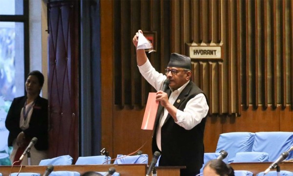 संसदभित्रै सांसद थापाले च्याते बजेट पुस्तिका
