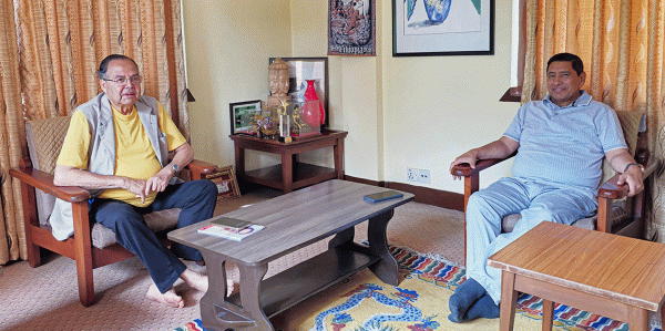 झलनाथ खनाललाई भेट्न डल्लु पुगे नारायणकाजी श्रेष्ठ