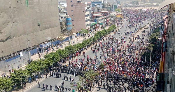 तीनकुनेमा प्रहरी र राजावादीबीच झडप