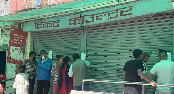 डाक्टरको आन्दोलनले अस्पतालमा विरामी अलपत्र