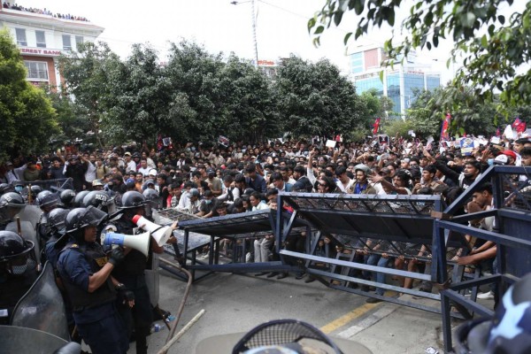 संसद भवन अगाडि पुगे जेनजी, प्रहरीले हान्यो अश्रुग्याँस र लाठी
