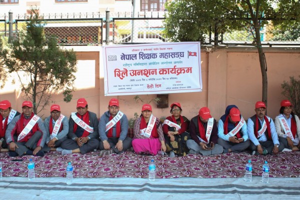 विद्यालय शिक्षा ऐन कार्यान्वयनको माग गर्दै शिक्षकहरू अनशनमा