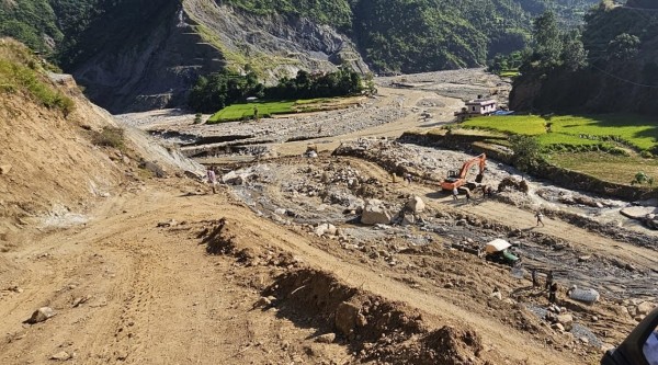 बाढी आएपछि अवरूद्ध भएको बिपी राजमार्ग सञ्चालनमा