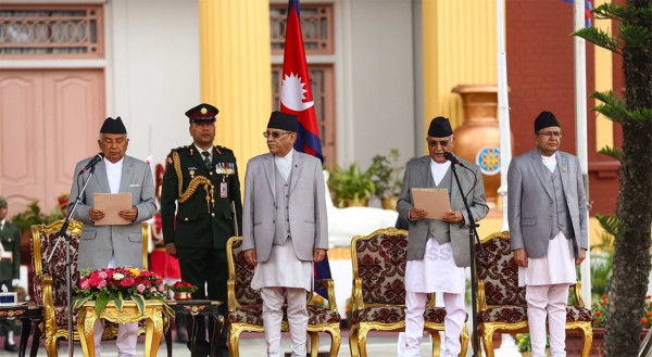 नवनियुक्त प्रधानमन्त्री केपी शर्मा ओलीसहित मन्त्रीहरूले लिए शपथ