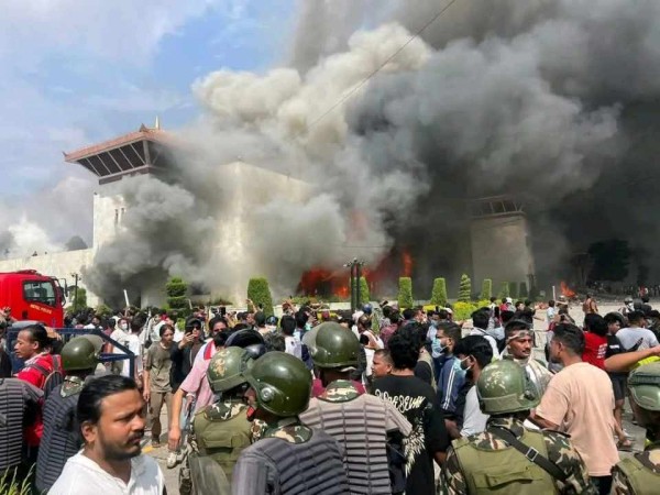 प्रदर्शनकारीले संसद भवन छिरेर गरे तोडफोड र आगजनी