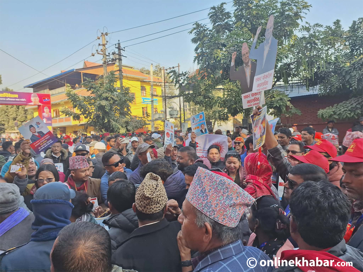 एमाले महाधिवेशन : ओली पक्ष आक्रामक,  रणनीतिमा ईश्वर प्यानल