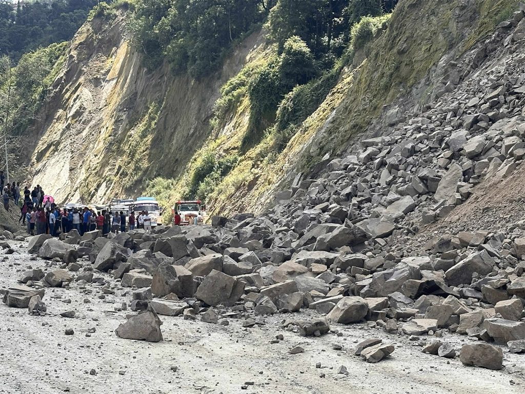 पहिरोले धुलिखेल-खावा सडकखण्ड पूर्णरूपमा अवरुद्ध