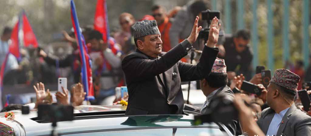 काठमाडौं आइपुगे पूर्वराजा विमानस्थलमा समर्थकको स्वागत