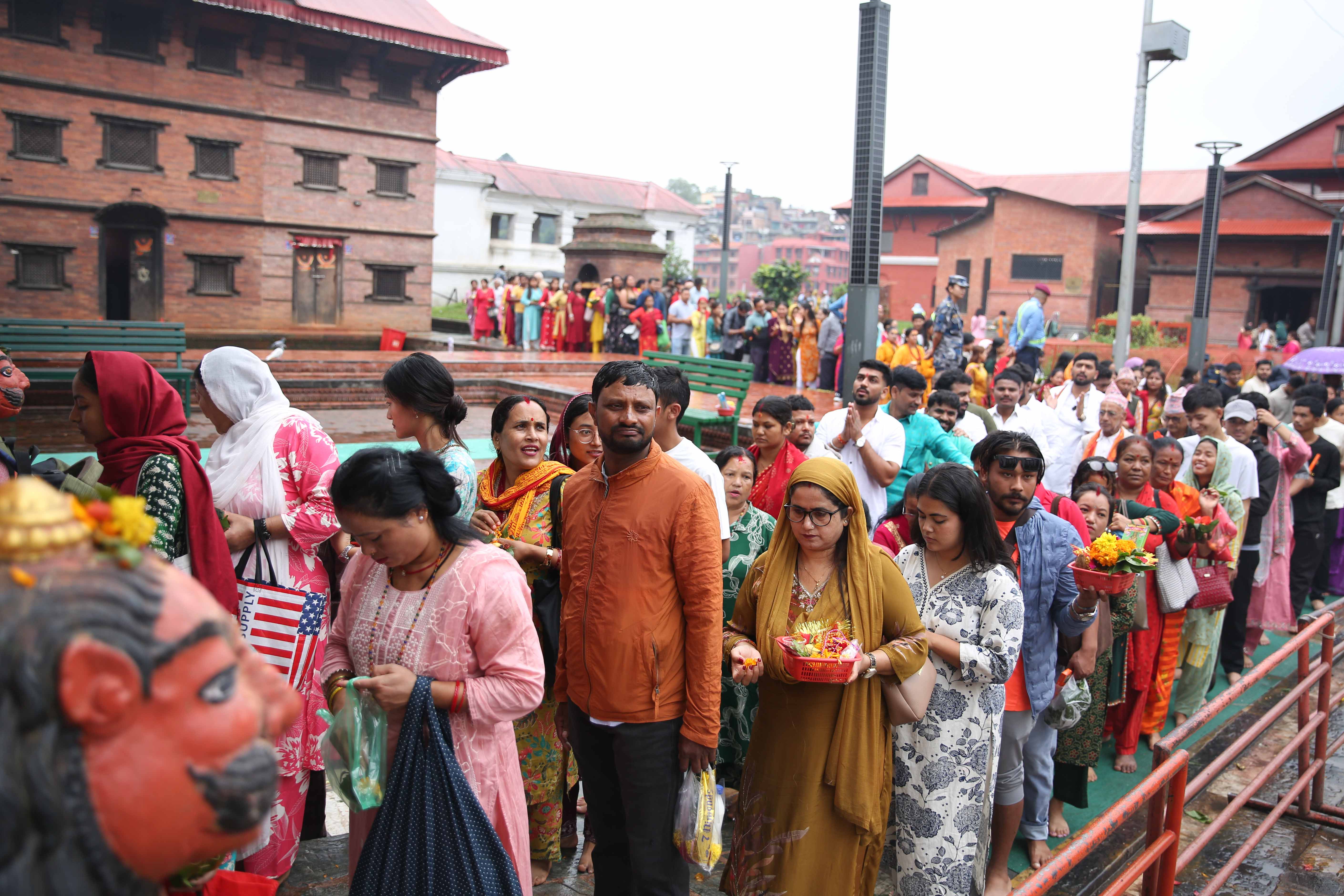 आज अन्तिम सोमबार पशुपतिनाथलगायत देशभरका शिवालयमा भक्तजनको घुइँचो