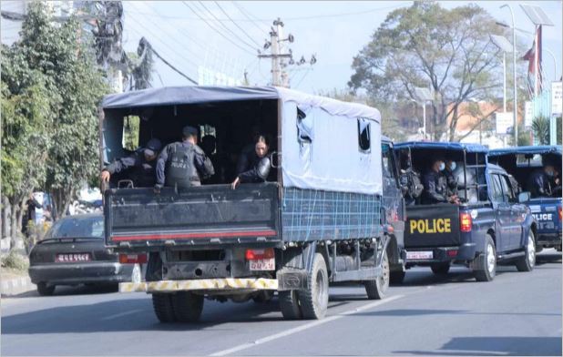 आफ्नै घरमा प्रहरीले गर्यो दुर्गा प्रसाईलाई ‘नजरबन्द’, तीनकुनेबाट प्रसाईका २६ जना समर्थक पक्राउ