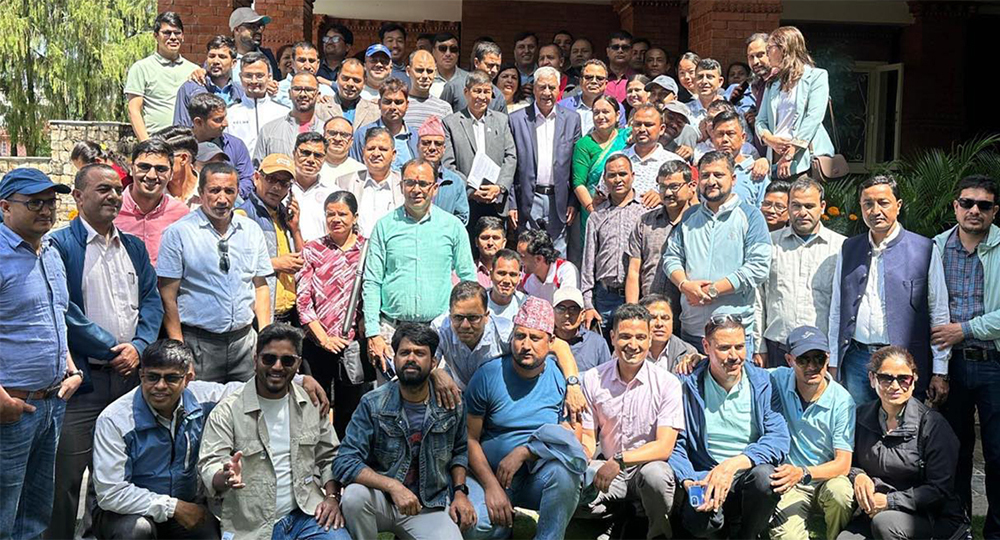 देउवा निवासमा कर्मचारी युनियनको घेराउ