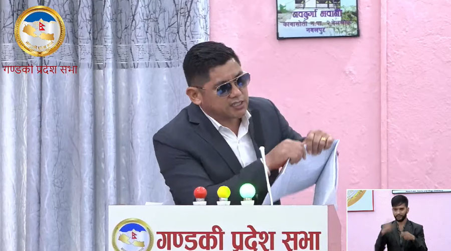 गण्डकीका सांसद जुग्जालीले रोष्ट्रमबाटै च्याते बजेट पुस्तिका