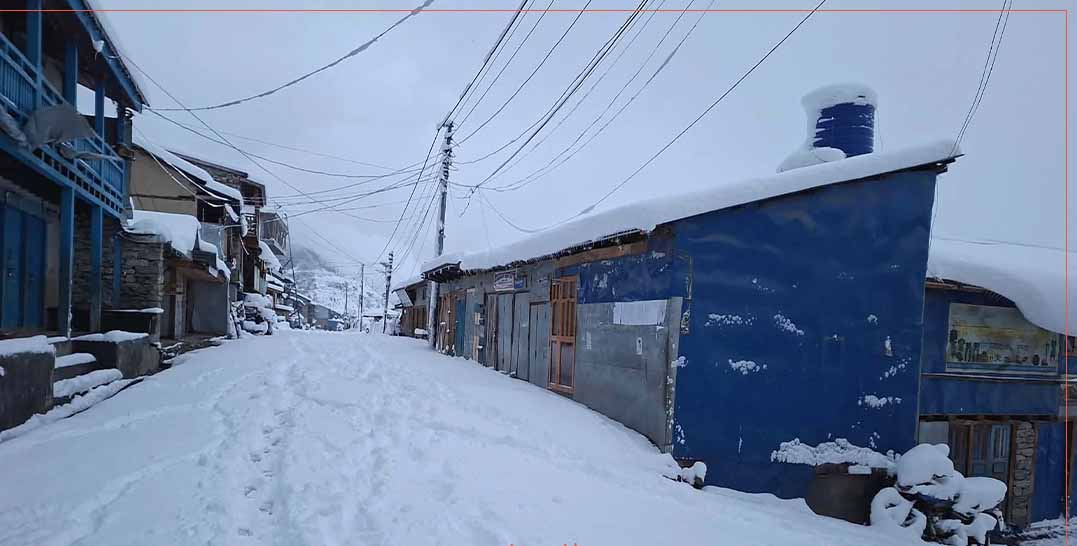 वर्षासँगै भारी हिमपात मुस्ताङ, हुम्ला र बाजुराका विभिन्न सडक अवरुद्ध