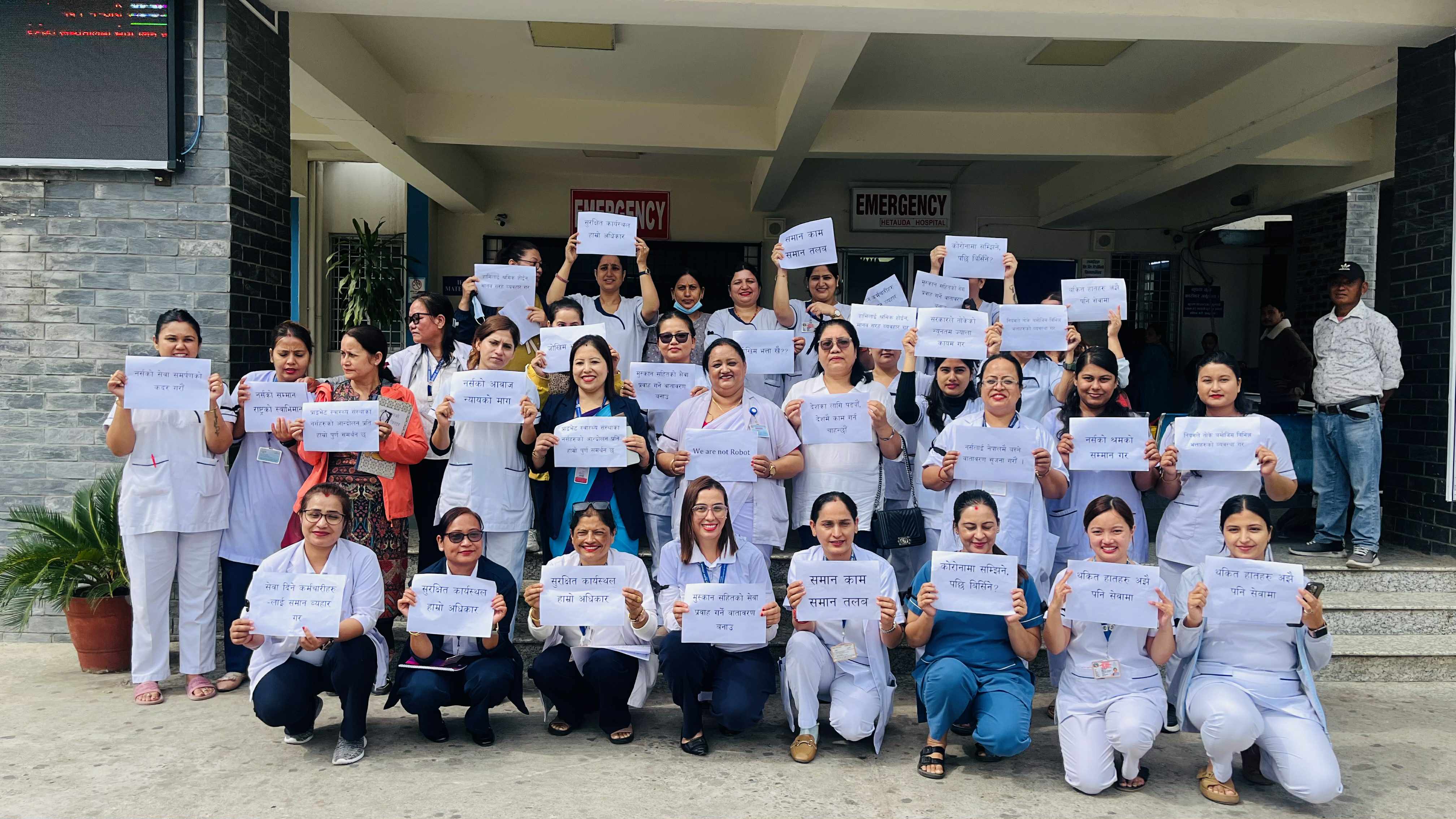 निजी अस्पतालमा नर्सको श्रम शोषण बन्द गर्न माग गर्दै प्रदर्शन