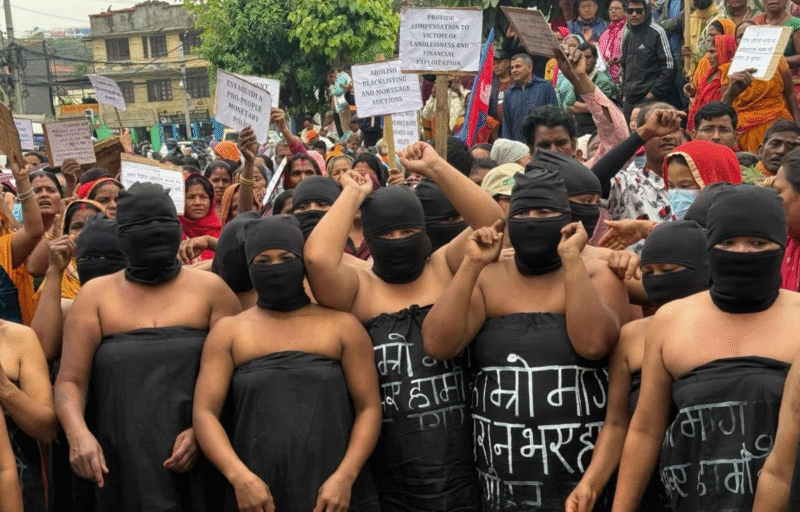 सहकारी तथा लघुवित्त पीडितहरूको काठमाडौंमा अर्धनग्न जुलुस