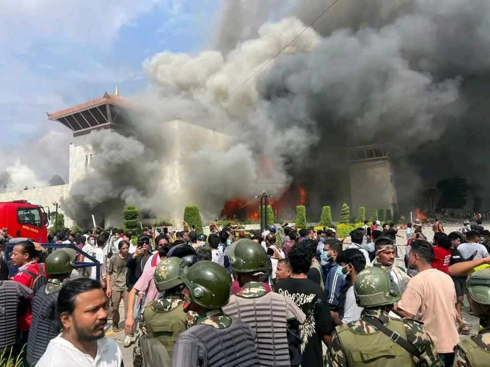 प्रदर्शनकारीले संसद भवन छिरेर गरे तोडफोड र आगजनी